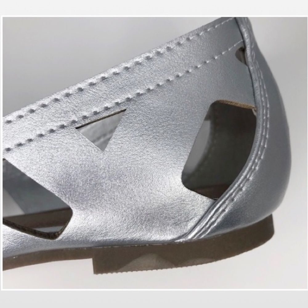 New Massini Flats Shoes Womens Strappy Silver Metallic Comfortable Slides NWT - Picture 6 of 15